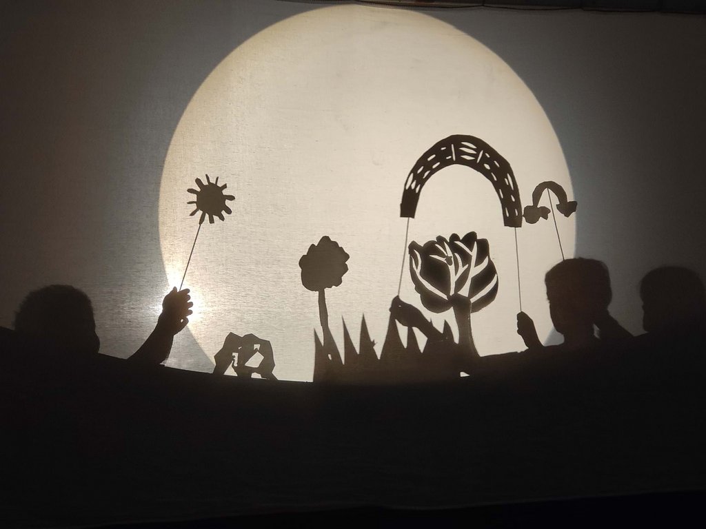 Nathalie Koger, “With the Magic of Light and Shadow”, documentation of rehearsal, KinderKunstHochschule Steiermark, 2024 @Bildrecht, Vienna 2024.