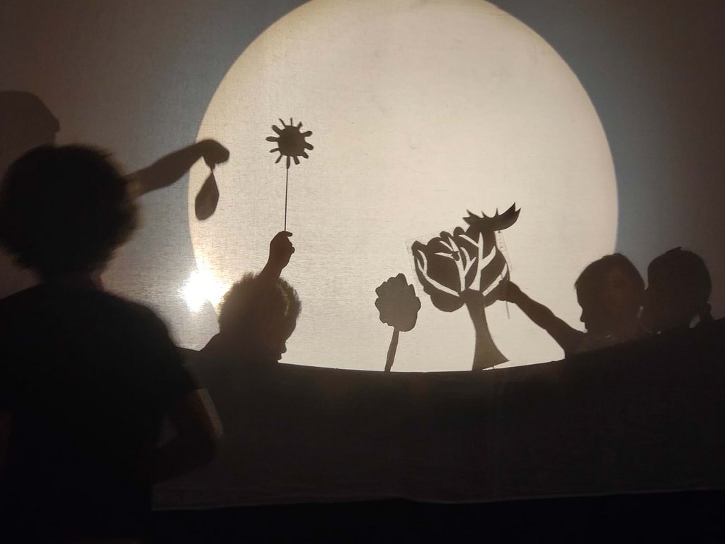 Nathalie Koger, “With the Magic of Light and Shadow”, documentation of rehearsal, KinderKunstHochschule Steiermark, 2024 @Bildrecht, Vienna 2024.