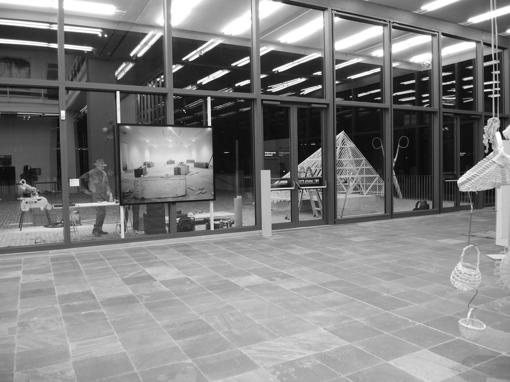 Nathalie Koger, “Für das müde Material (For the Teary Material)”, 2012, performance, 21er Haus, Belvedere @Koger, Bildrecht, Vienna 2025.